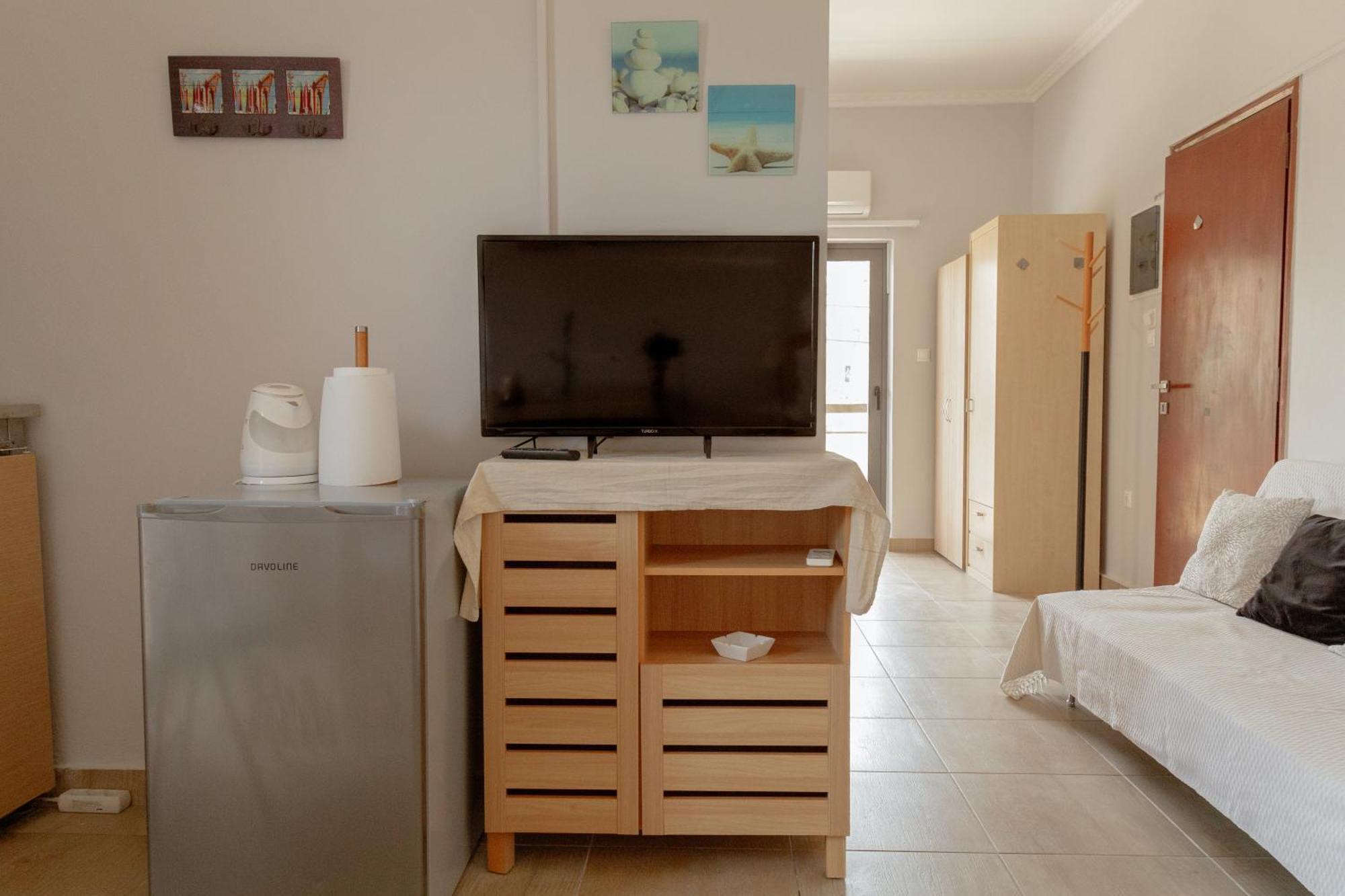 Nefeli Rooms Agia Marina Екстериор снимка