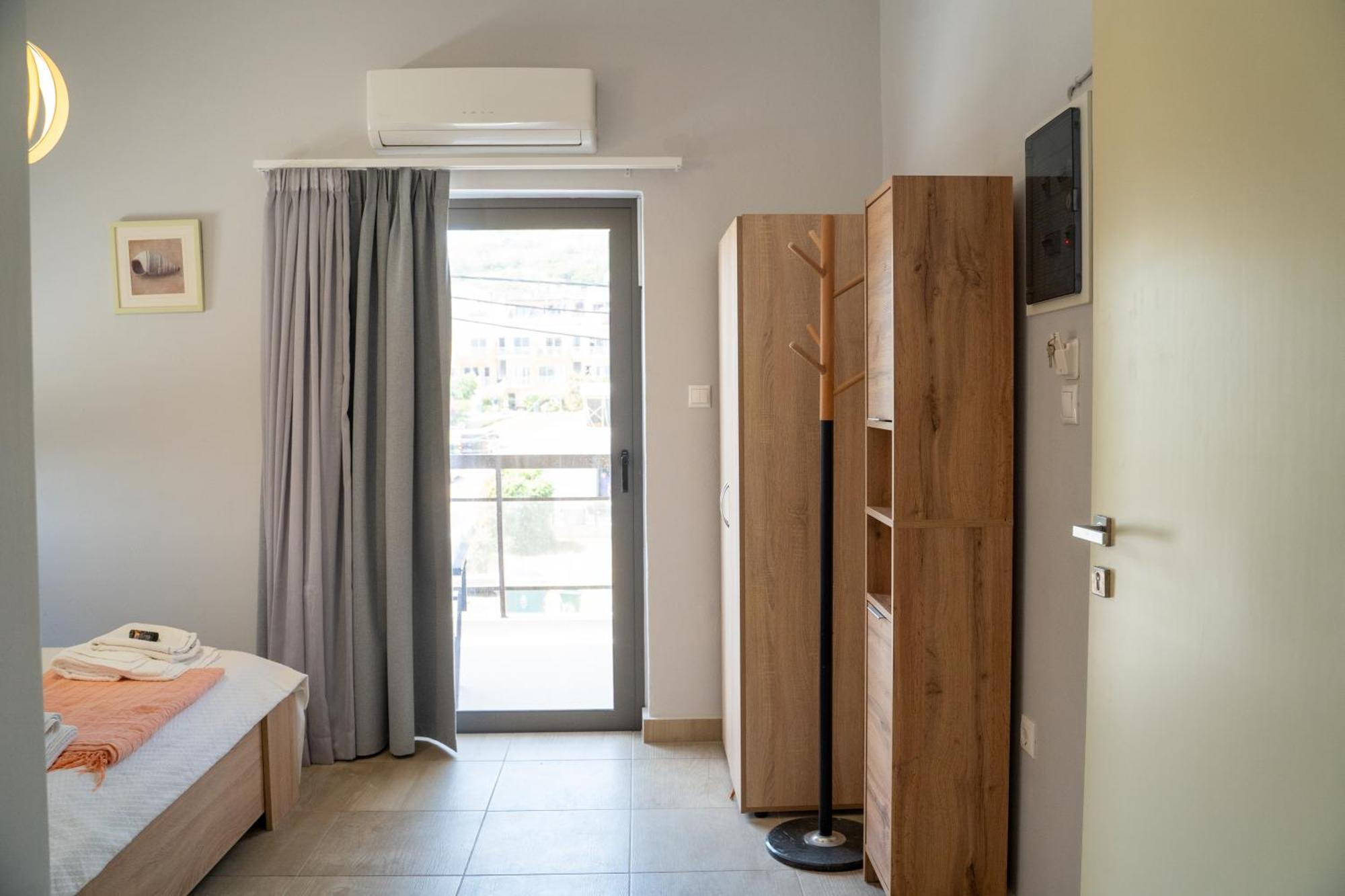Nefeli Rooms Agia Marina Екстериор снимка